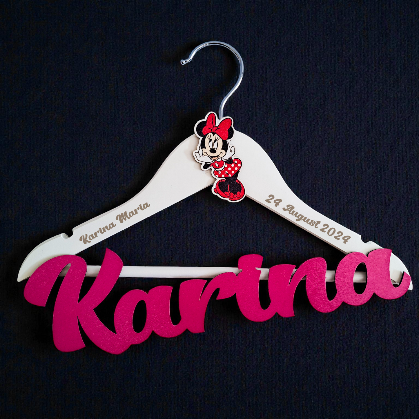 Umeraș personalizat pentru botez – Lemn alb, scris albastru | Model U 4