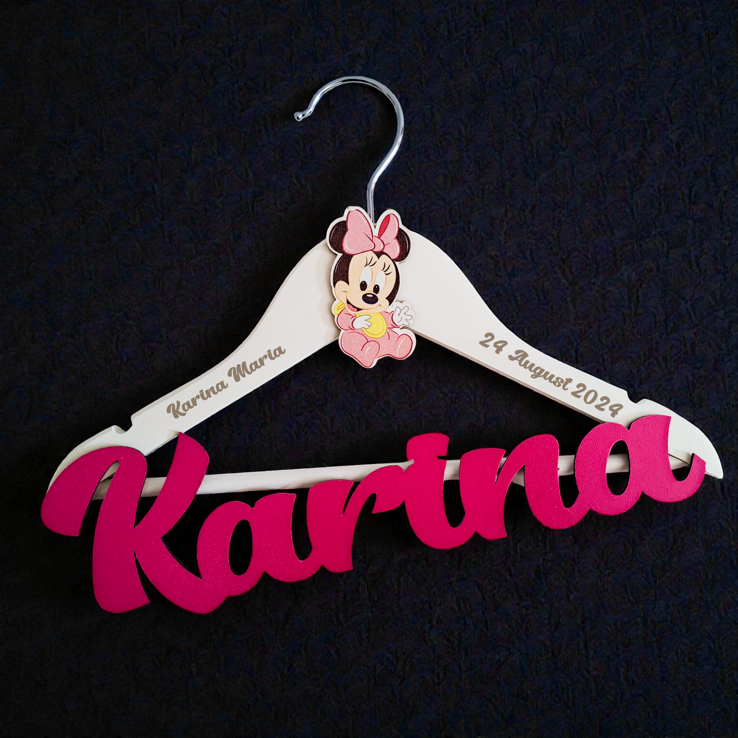 Umeraș personalizat pentru botez – Lemn alb, scris albastru | Model U 7