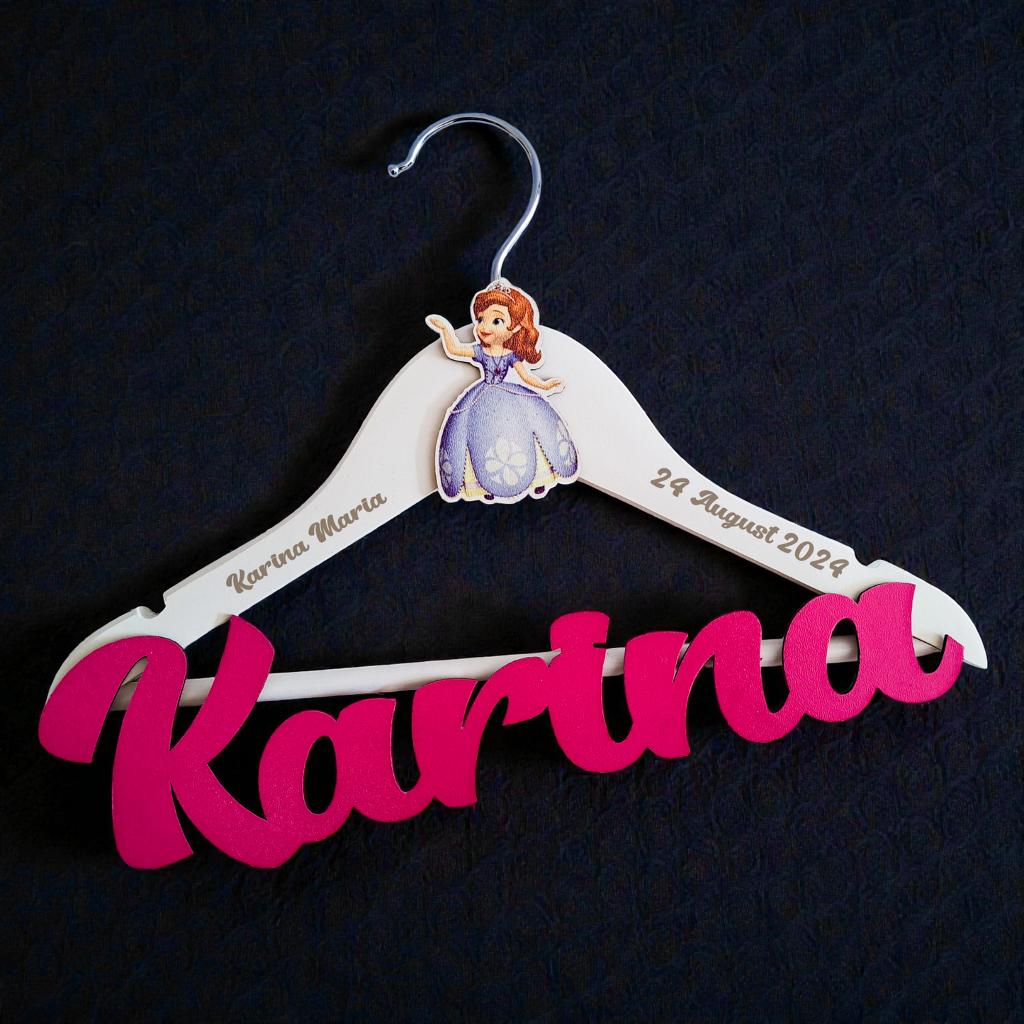 Umeraș personalizat pentru botez – Lemn alb, scris albastru | Model U 8