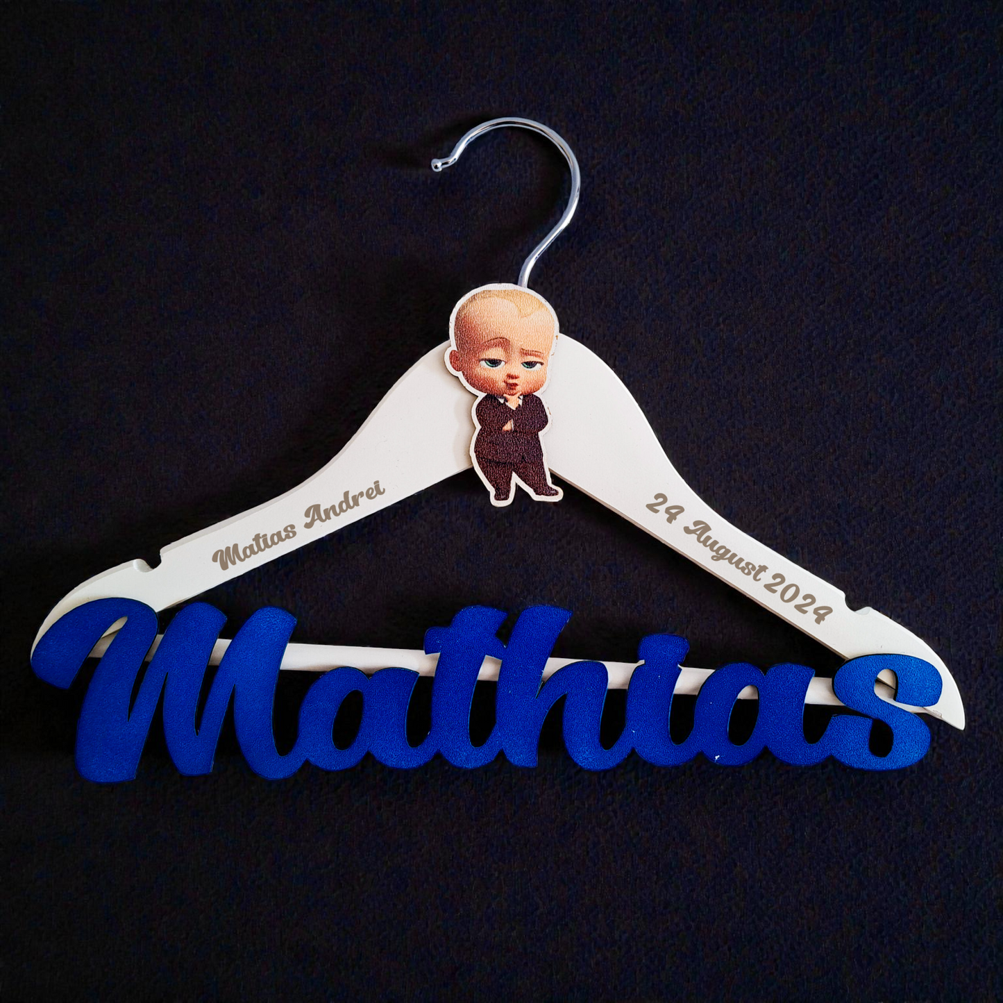Umeraș personalizat pentru botez – Lemn alb, scris albastru | Model U 11