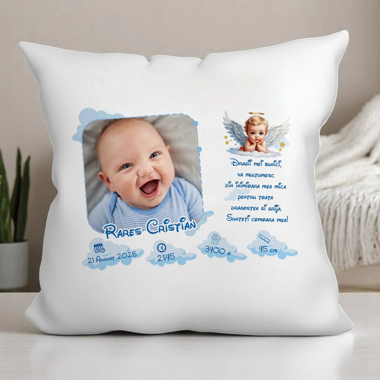 Pernă personalizată cu datele de naștere ale bebelușului – 40×40 cm | de la bebe baietel pentru bunici