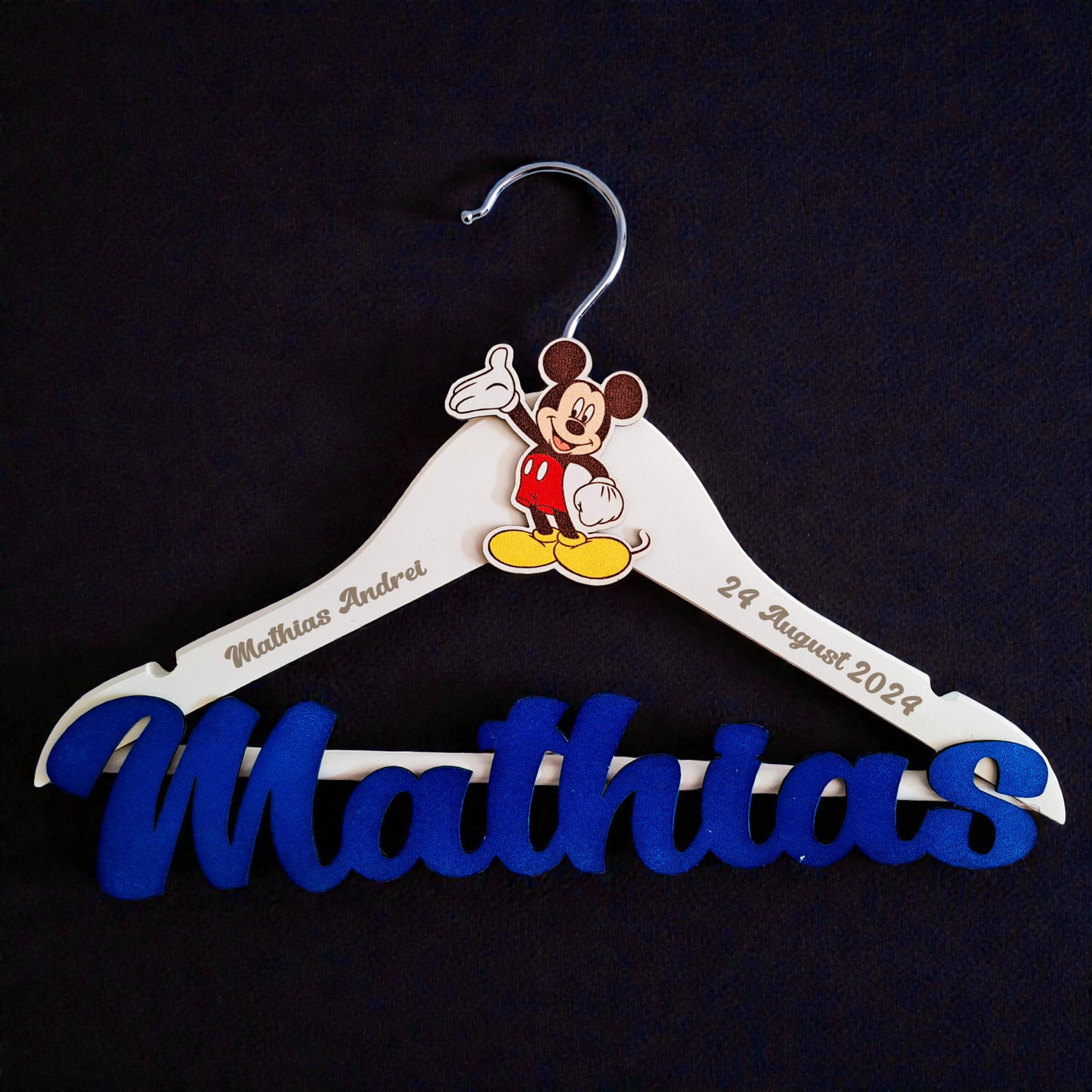 Umeraș personalizat pentru botez – Lemn alb, scris albastru | Model U 10