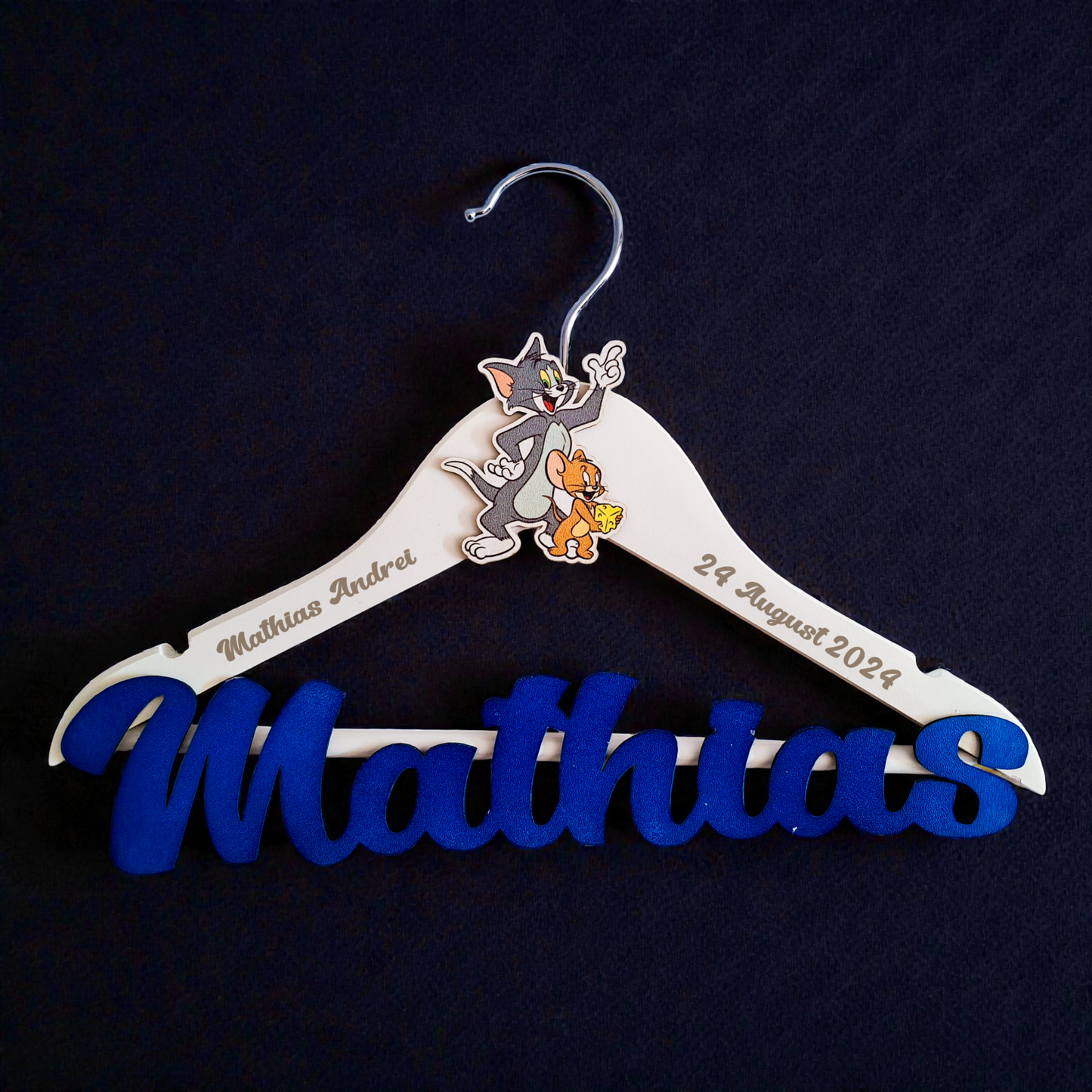 Umeraș personalizat pentru botez – Lemn alb, scris albastru | Model U 13