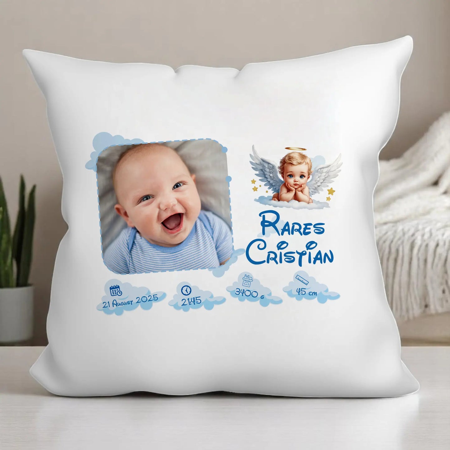 Pernă personalizată cu datele de naștere ale bebelușului – 40×40 cm | Model dragut baietei (m2)