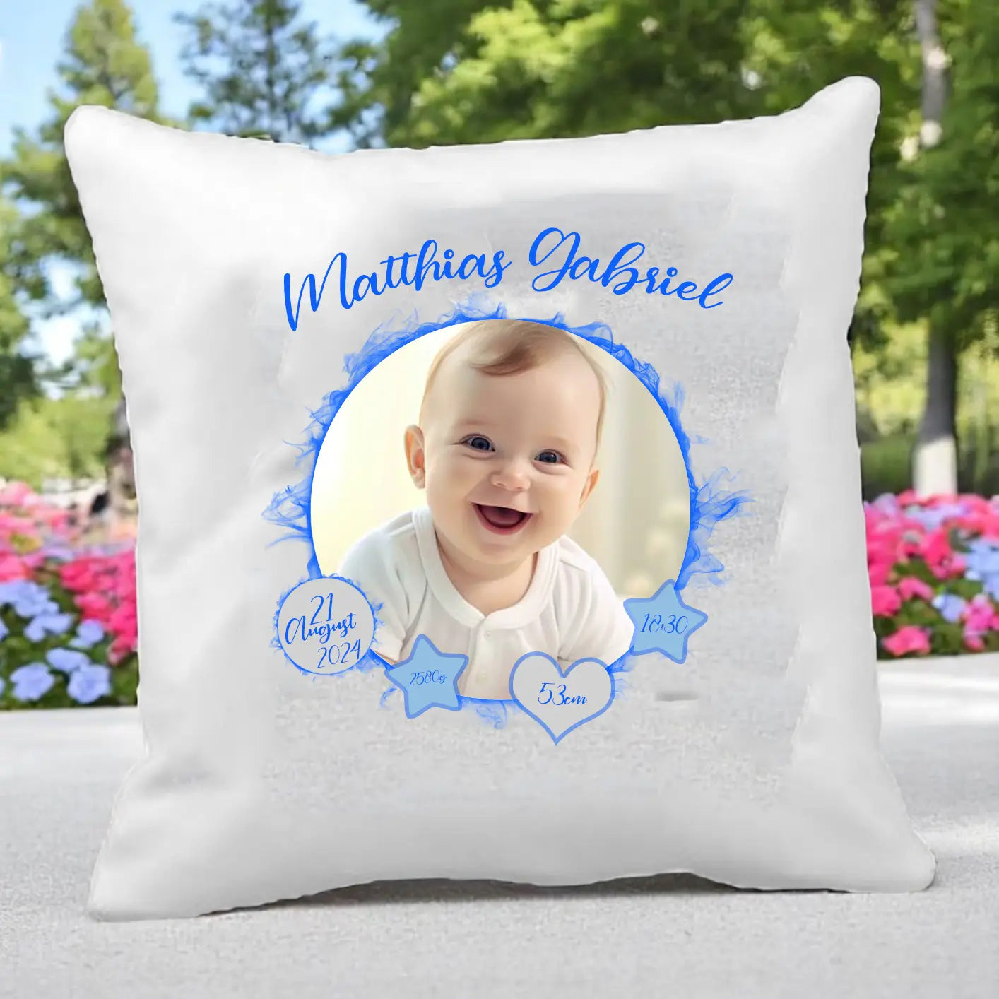 Pernă personalizată cu datele de naștere ale bebelușului – 40×40 cm | Model dragut baietei