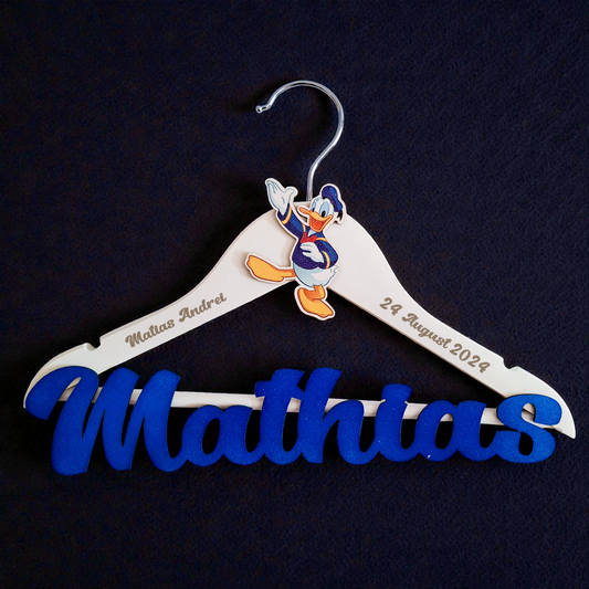 Umeraș personalizat pentru botez – Lemn alb, scris albastru | Model U 6