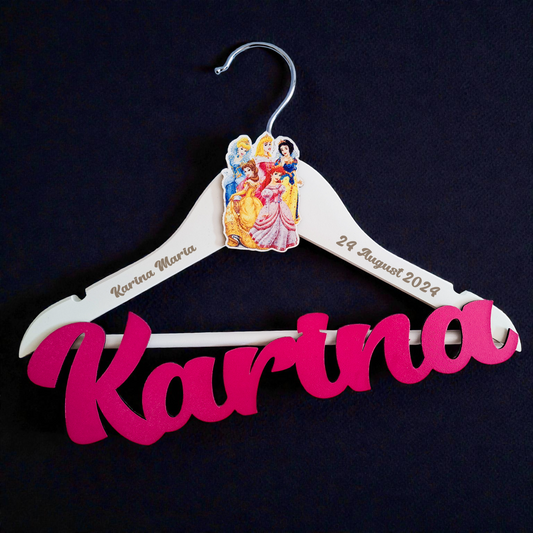 Umeraș personalizat pentru botez – Lemn alb, scris albastru | Model U 15