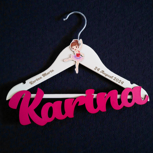 Umeraș personalizat pentru botez – Lemn alb, scris albastru | Model U 12