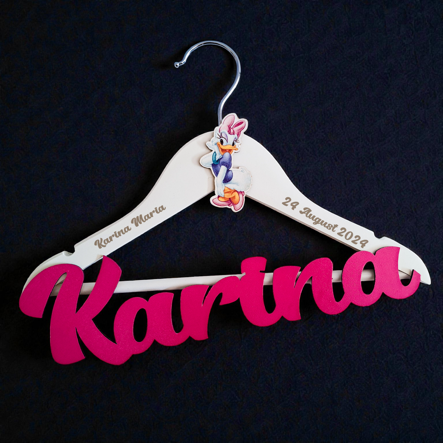 Umeraș personalizat pentru botez – Lemn alb, scris albastru | Model U 17