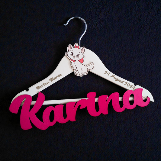 Umeraș personalizat pentru botez – Lemn alb, scris albastru | Model U 16