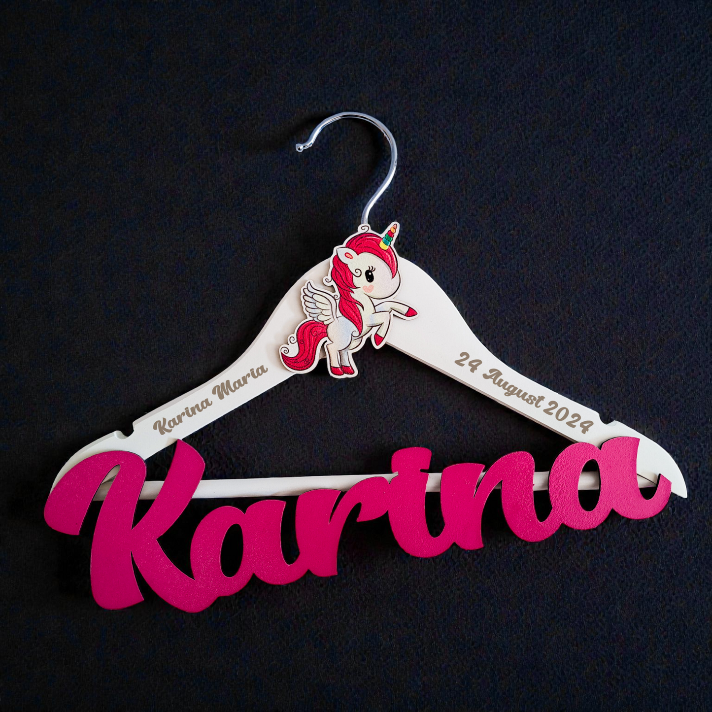 Umeraș personalizat pentru botez – Lemn alb, scris albastru | Model U 2