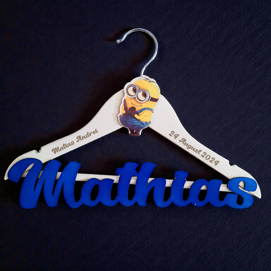 Umeraș personalizat pentru botez – Lemn alb, scris albastru | Model U 14