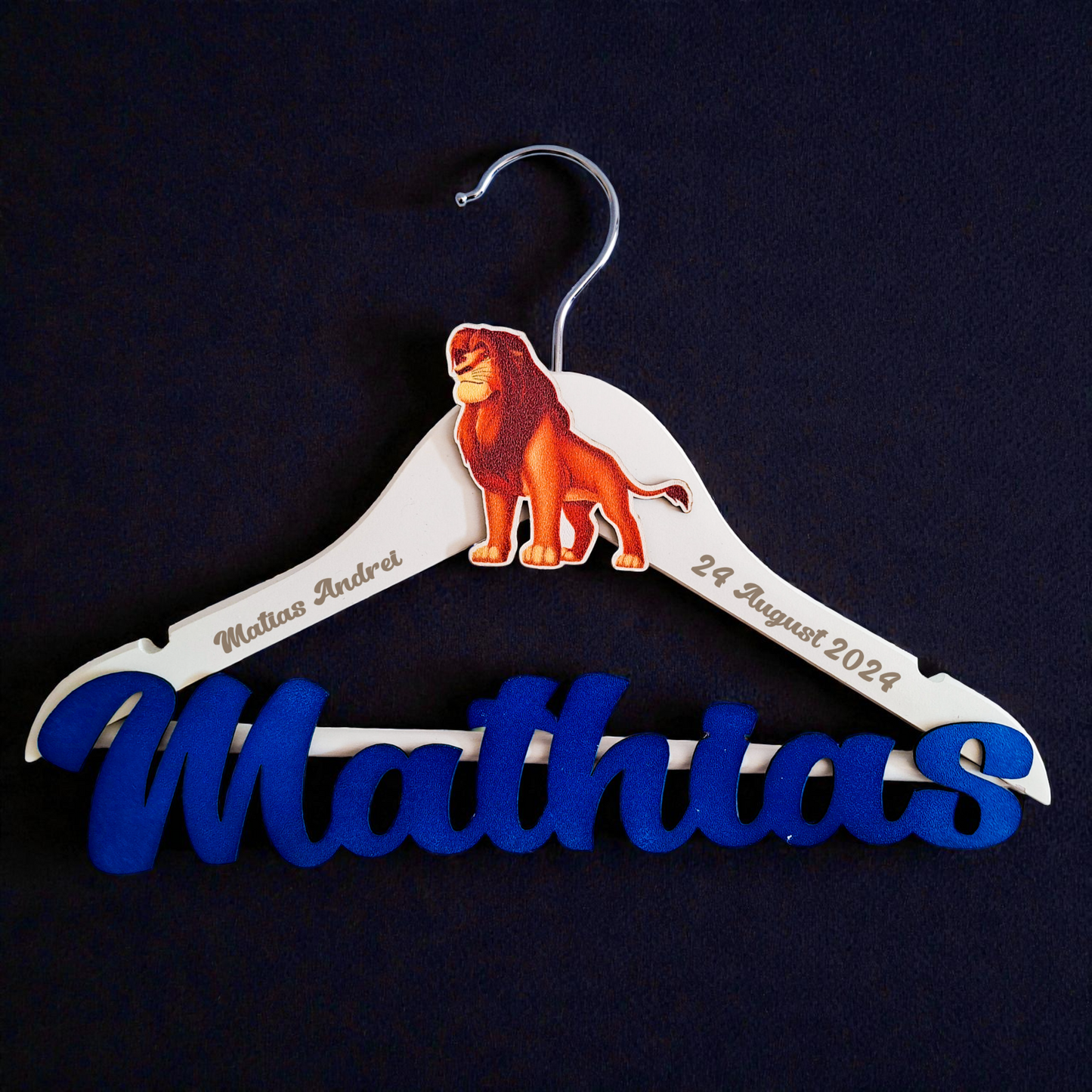 Umeraș personalizat pentru botez – Lemn alb, scris albastru | Model U 9