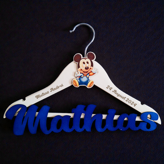 Umeraș personalizat pentru botez – Lemn alb, scris albastru | Model U 1