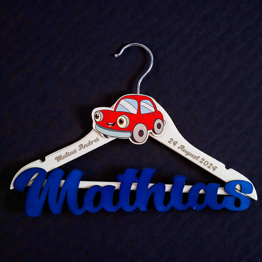 Umeraș personalizat pentru botez – Lemn alb, scris albastru | Model U 5