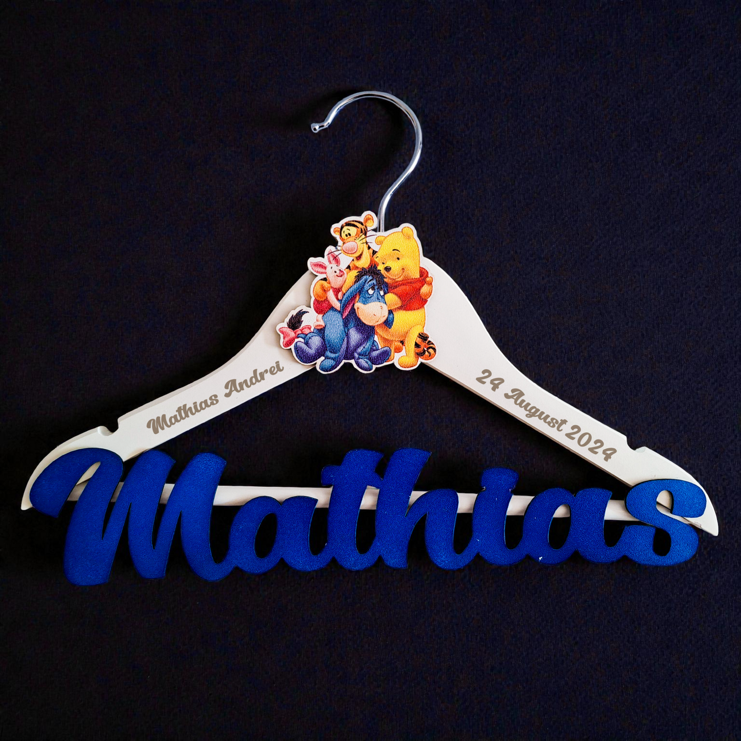 Umeraș personalizat pentru botez – Lemn alb, scris albastru | Model U 3