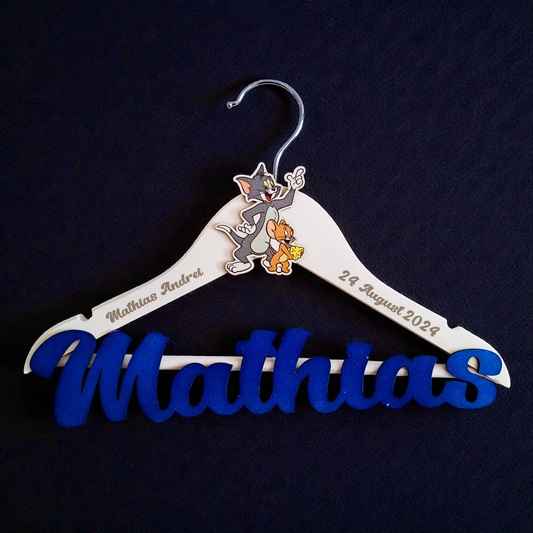 Umeraș personalizat pentru botez – Lemn alb, scris albastru | Model U 13